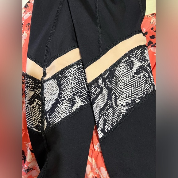 Torrid active leggings, black, peach, snakeskin, size 0 (12) - Picture 4 of 7